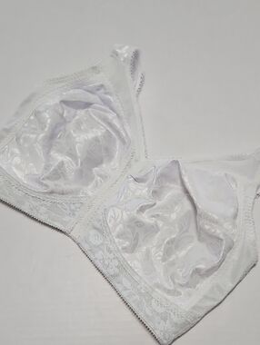 Playtex 4693 White Lace Full-Cup Bra with Padded Shoulders Wirefree Size 38DDD